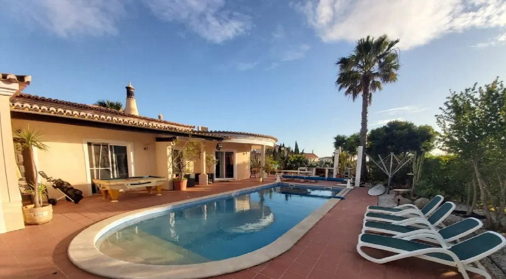 Lagoa, Algarve – Single-Level Villa, 4 Bedrooms, Expansion Potential