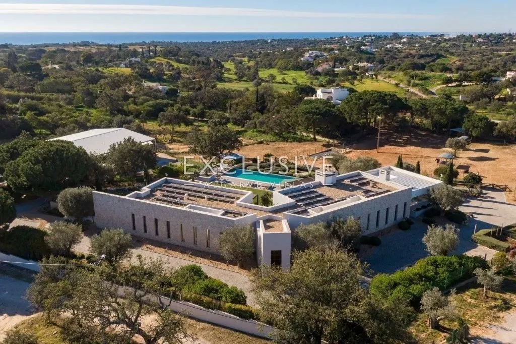 Lagoa, Algarve – Equestrian Estate with Stables and 3 Bedrooms