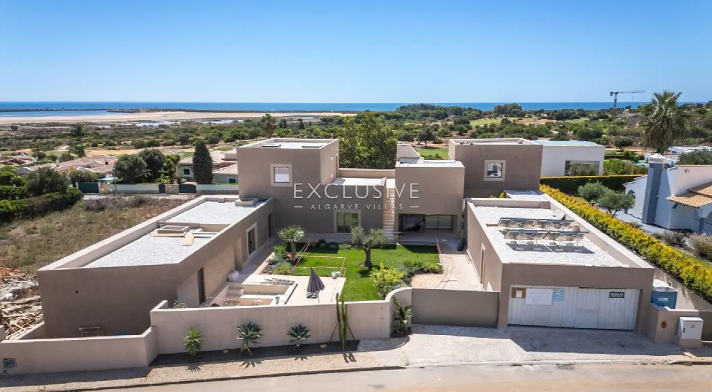 Lagos, Algarve – Modern 5-Bedroom Villa Beside Palmares Golf