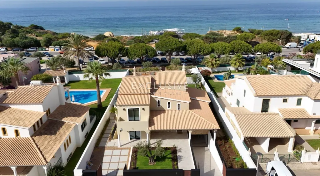 Albufeira, Algarve – 5-Bedroom Villa with Spa Close to the Beach