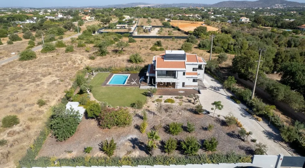 Loulé, Algarve – Renovated Villa with 7 Bedrooms, South-Facing