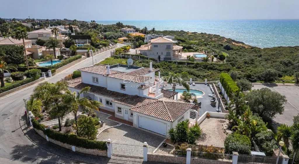 Lagoa, Algarve – Sea-View Villa with Guest Apartment, 4 Bedrooms