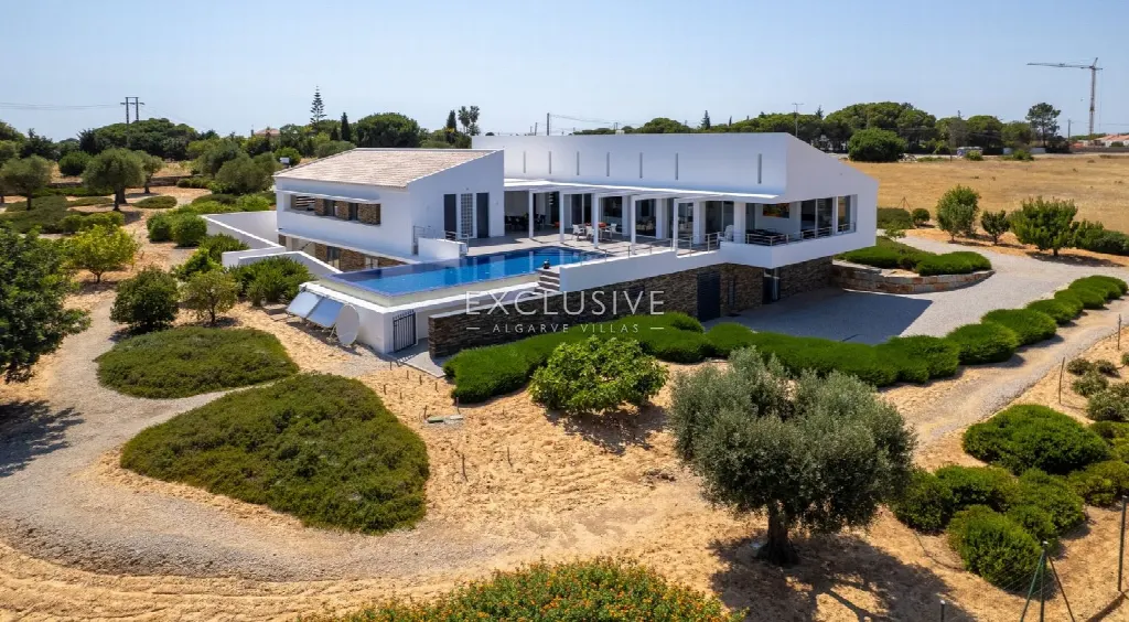 Lagoa, Algarve – Coastal-View Villa with 4 Bedrooms