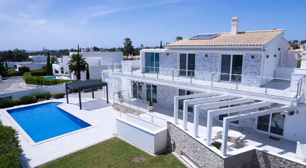 Lagoa, Algarve – Villa with Sea Views, Pool and 4 Bedrooms