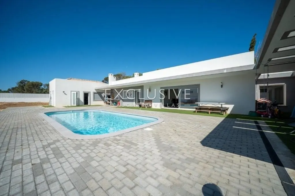 Portimão, Algarve – Single-Storey Golf Villa, 4 Bedrooms, Pool