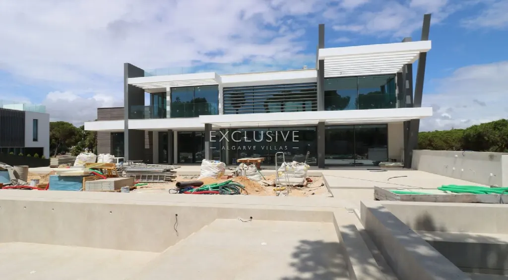 Loulé, Algarve – Modern Golf Resort Villa with 4 Bedrooms