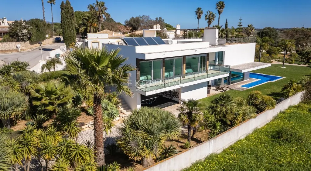 Lagos, Algarve – Golf-Front Villa with 3 Bedrooms