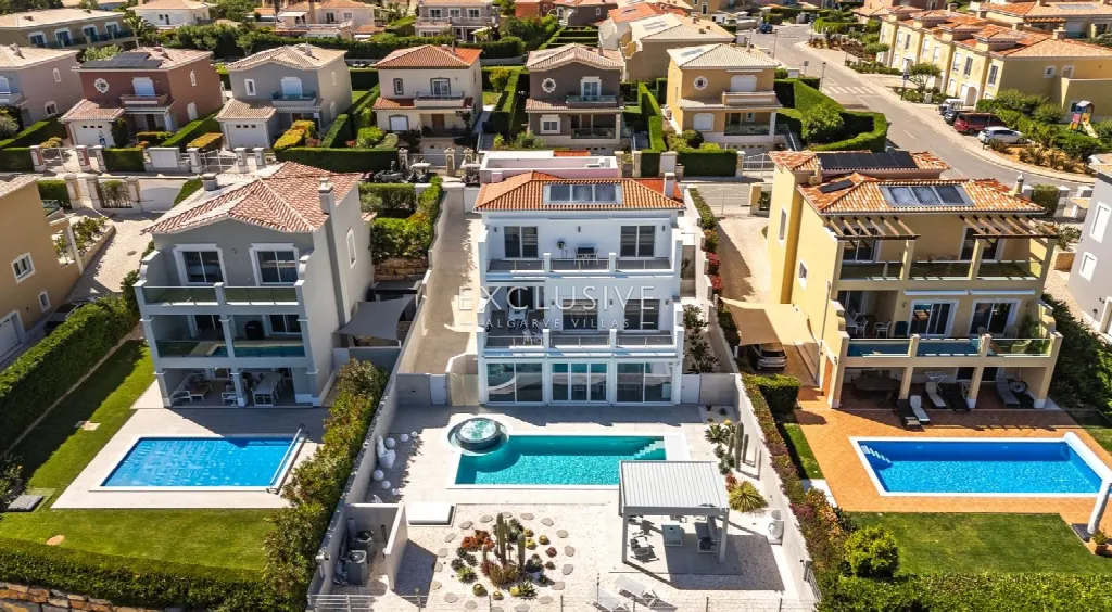 Lagos, Algarve – Villa Overlooking the 13th Hole, 5 Bedrooms