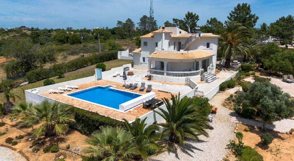 Lagoa, Algarve – Private 4-Bedroom Villa with Pool on 7,910 m²
