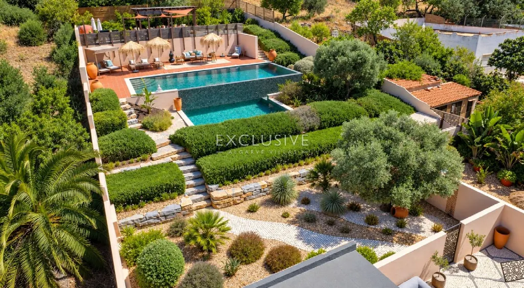 Lagoa, Algarve – Villa with Garden Oasis, Pool and 7 Bedrooms