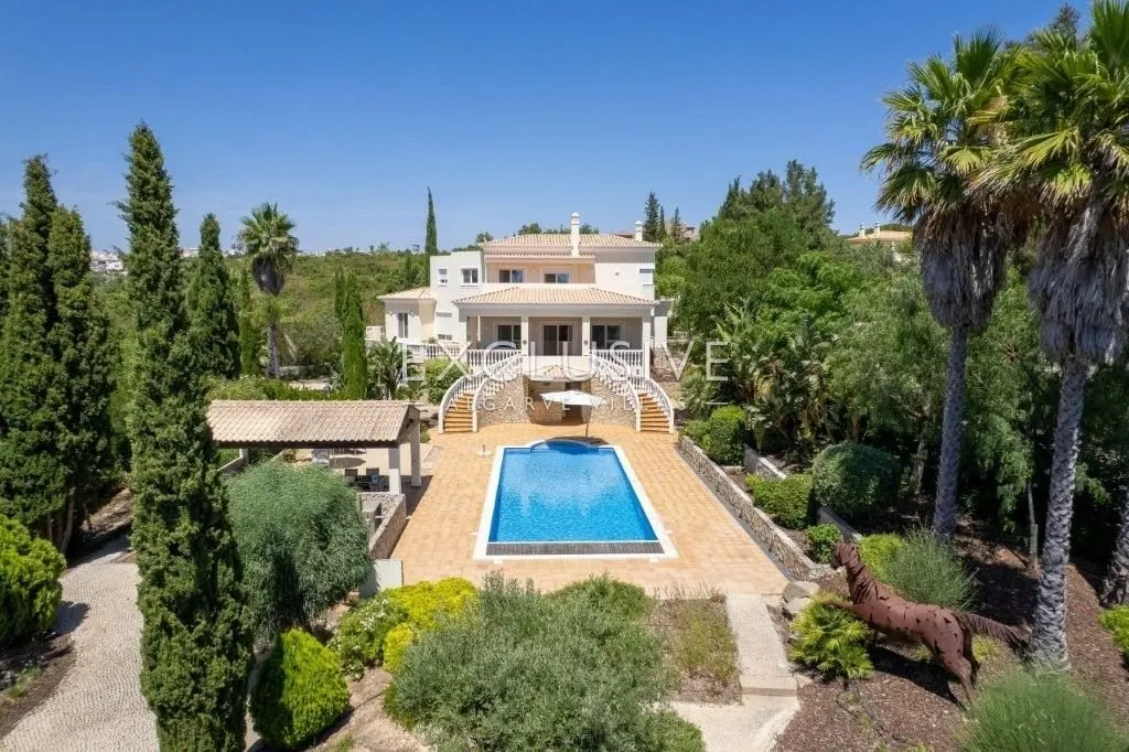 Lagoa, Algarve – Villa with Pool, Sea Views and 4 Bedrooms