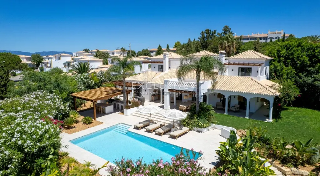 Lagoa, Algarve – Four-Bedroom Villa with Saltwater Pool