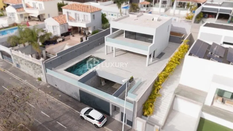 Adeje, Tenerife – Villa with Garage Gym and 4 Bedrooms