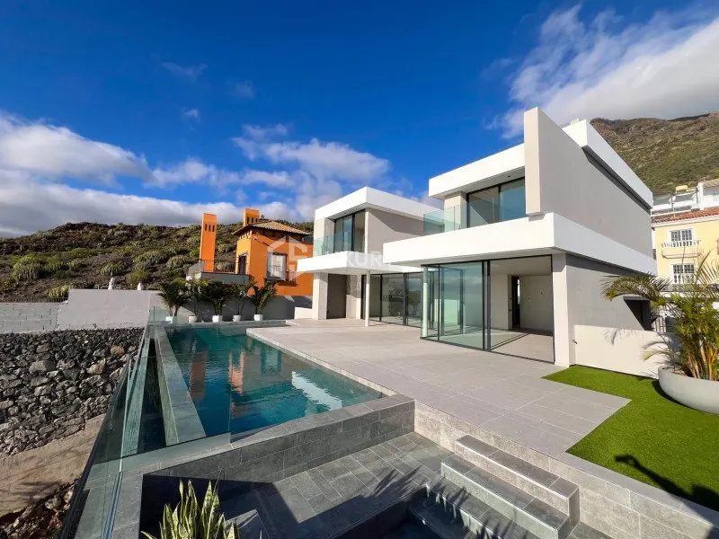 Adeje, Tenerife – Ocean View Villa, Infinity Pool, 4 Bedrooms