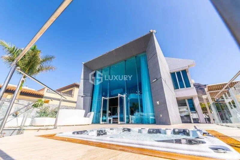 Adeje, Tenerife – Glass-Façade Villa with 5 Bedrooms