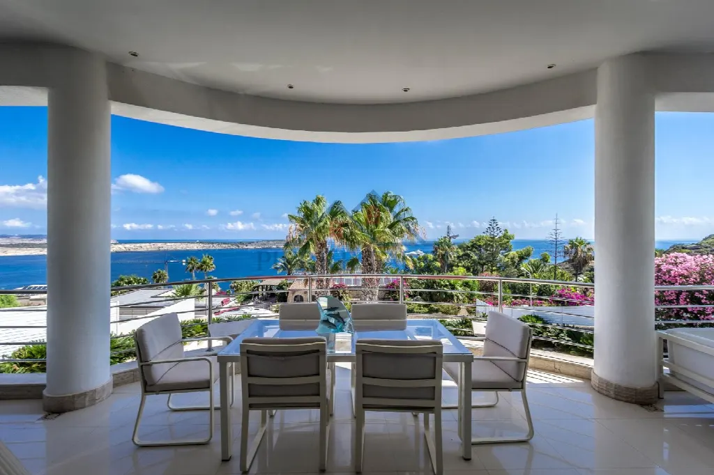 Mellieha, Malta – Villa with Rooftop Pool and Sea Views, 5 Bedrooms