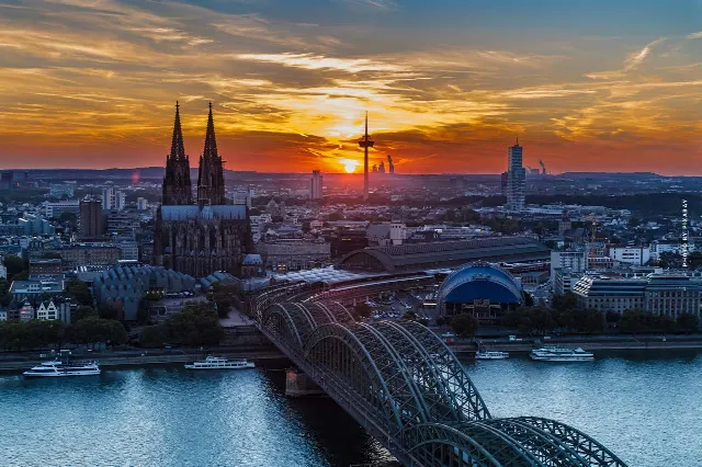 Buying a villa in Cologne: Exclusive luxury real estate – costs, off-market, estate agents & co.