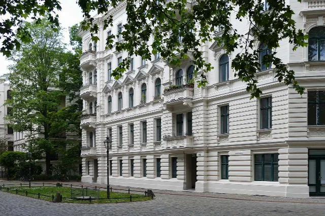 Selling an apartment building: Determine price, taxes & tenants + speculation tax