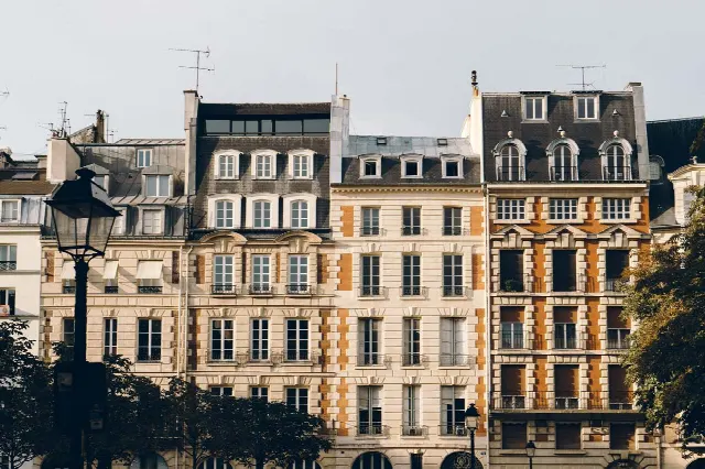 Selling an apartment building in Munich: What is important? Steps, taxes, estate agent