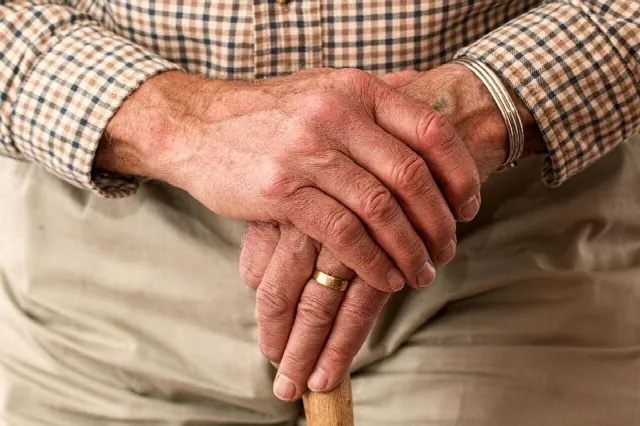 Sell apartment and stay in residence: Real estate pension models – comparison