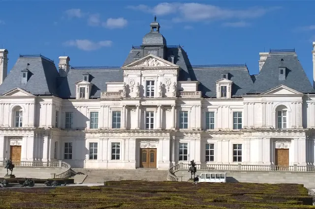 Living in Charlottenburg (Berlin): Real estate as an investment – tour, tips and prices per square meter for house & apartment