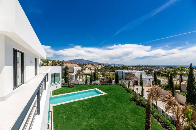 Buy Villa Marbella: Where to buy?! Buyer tips, villa neighborhood + real estate agent tour