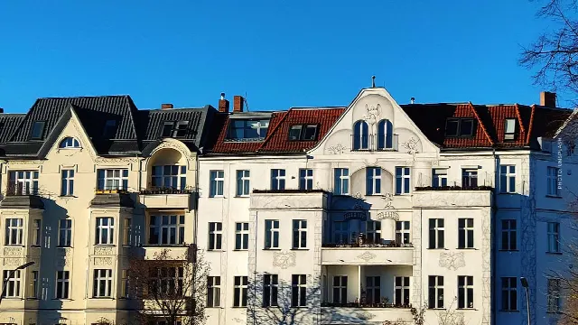 Selling an apartment building in Berlin: steps, estate agents, taxes – what to look out for?