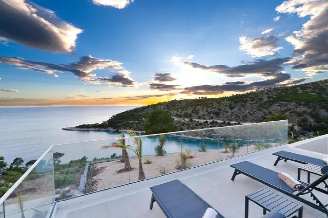 Seafront Villa on 32,000 m², 6 Bedrooms