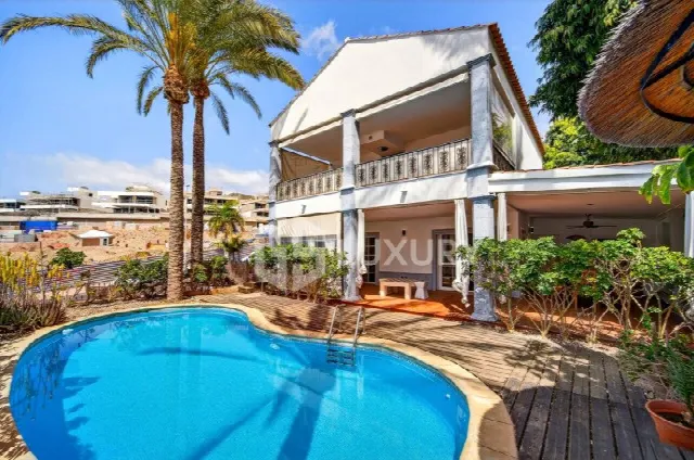 Villa with 5 Bedrooms and Private Garage