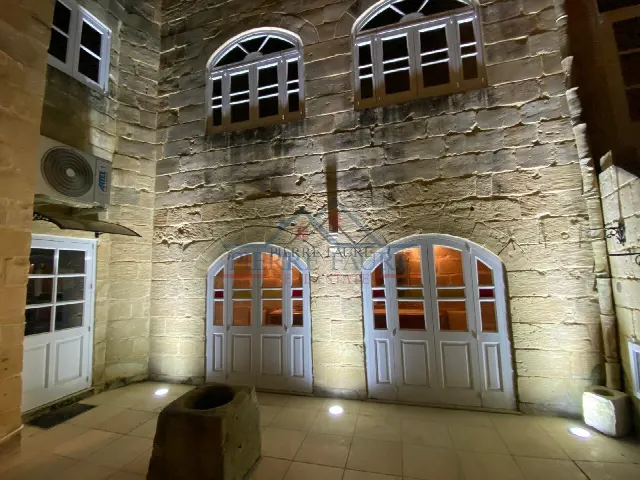 Townhouse of Character, Courtyard, 3 Bedrooms