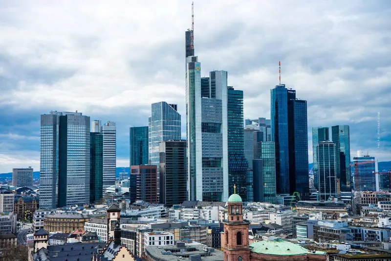 Buying a villa in Frankfurt: Luxury property as an investment – costs, process, estate agent & co.