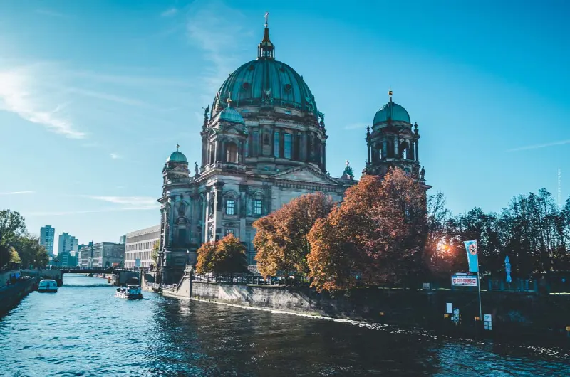 Selling real estate Berlin: apartment, single or multi-family house, costs, procedure & Co.