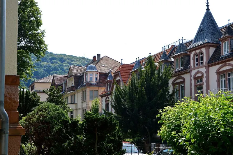 Selling a villa: Procedure, costs, solvent buyers and speculation tax