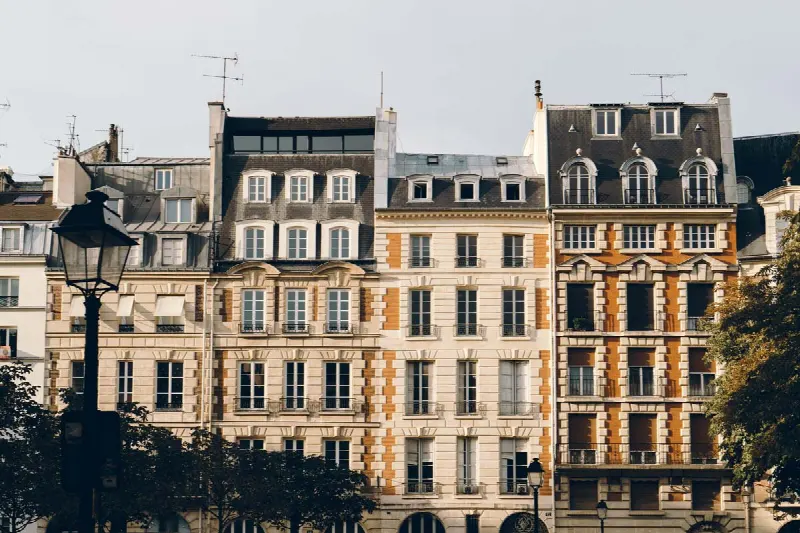 Selling an apartment building in Munich: What is important? Steps, taxes, estate agent