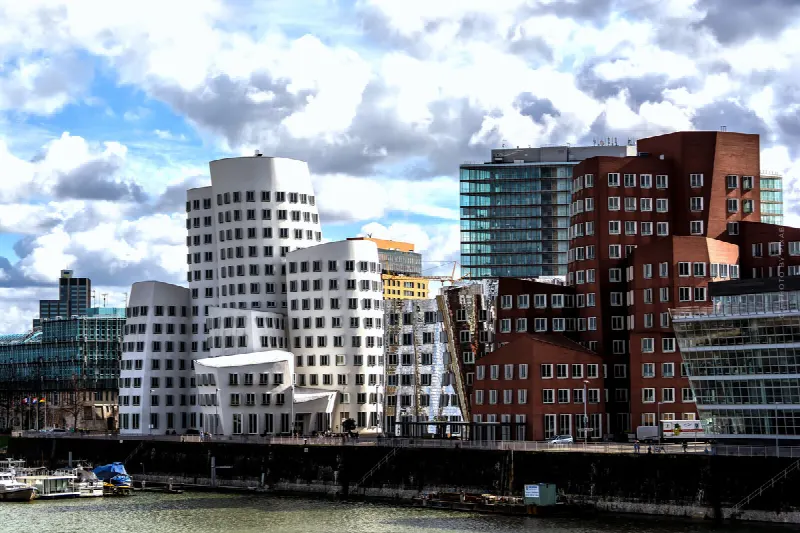 Living in Düsseldorf: investing in exclusive luxury properties on the banks of the Rhine in Oberkassel and Co.