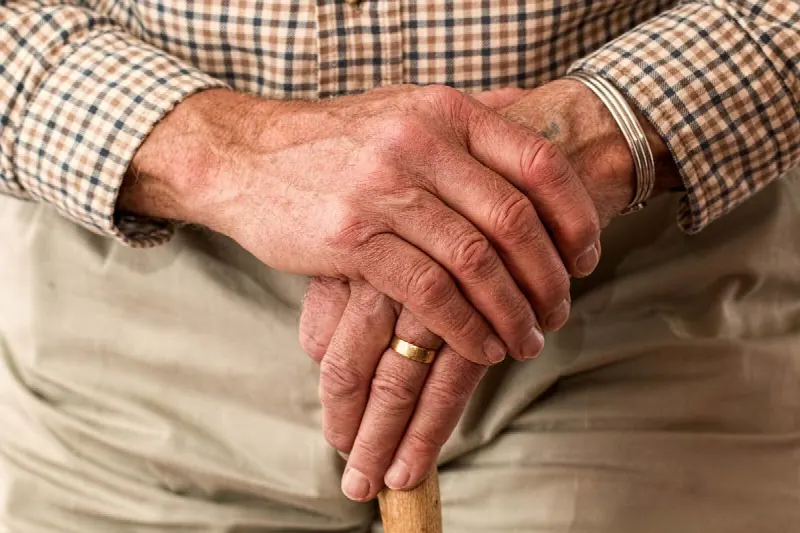 Sell apartment and stay in residence: Real estate pension models – comparison