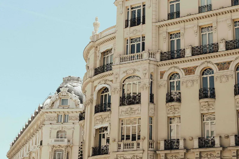 Living in Schwabing (Munich): Buying an apartment or plot of land – Tips on location, property type & price per square metre