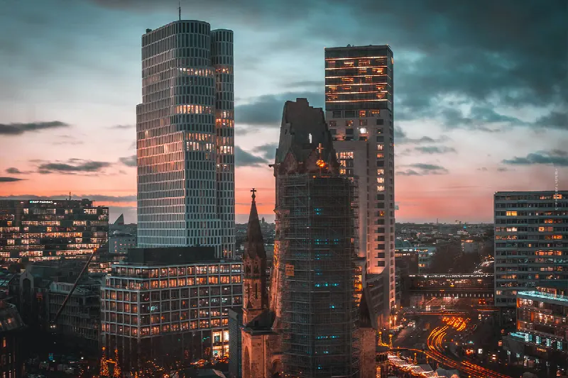Living on Kurfürstendamm (Berlin): Buy & rent property in Charlottenburg – Viewing, price per square metre & Co.