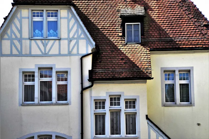Property types: Buying an apartment or a house? Return and investment