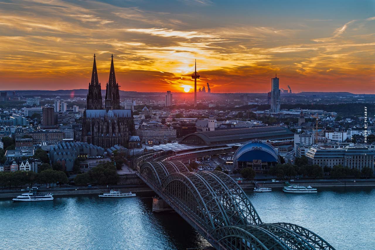 Buying a villa in Cologne: Exclusive luxury real estate - costs, off-market, estate agents & co.