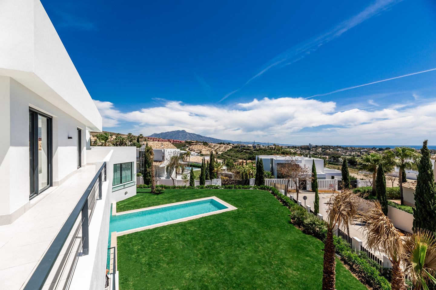 Buy Villa Marbella: Where to buy?! Buyer tips, villa neighborhood + real estate agent tour