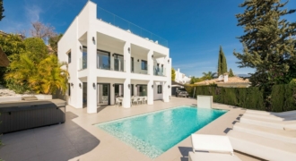 Marbella, Spain – Beautiful villa with covered pergola in Puerto Banus- € 1.999.000
