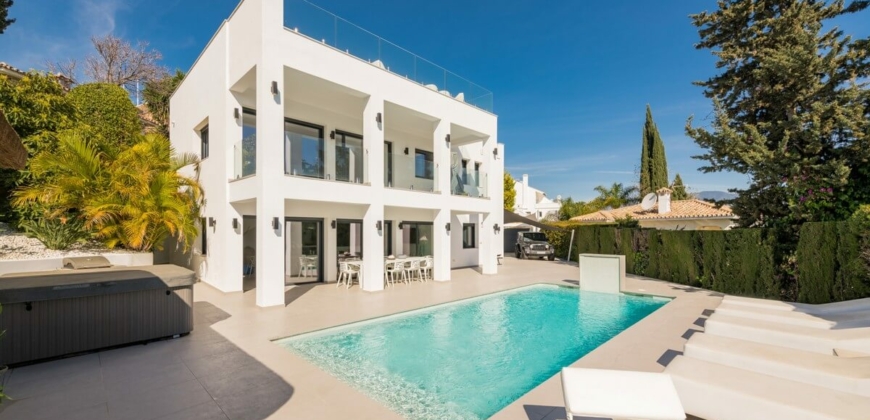 Marbella, Spain – Beautiful villa with covered pergola in Puerto Banus- € 1.999.000