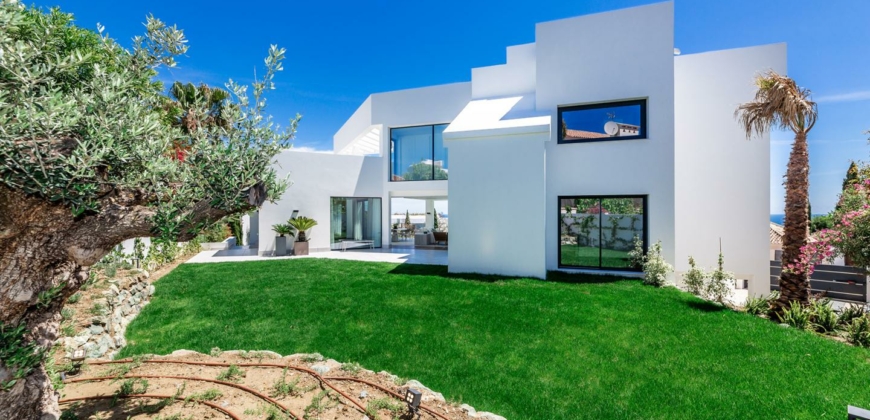 Marbella, Spain – Extravagant villa with waterfall – € 2.950.000