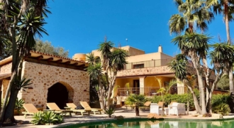 Ibiza, Spain – Family friendly villa with horse stables near San Agustin – € 5.200.000