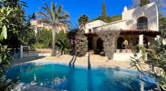 Ibiza, Spain – Beautiful villa near the beach with large pool in Cala llonga – € 1.180.000