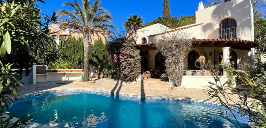 Ibiza, Spain – Beautiful villa near the beach with large pool in Cala llonga – € 1.180.000