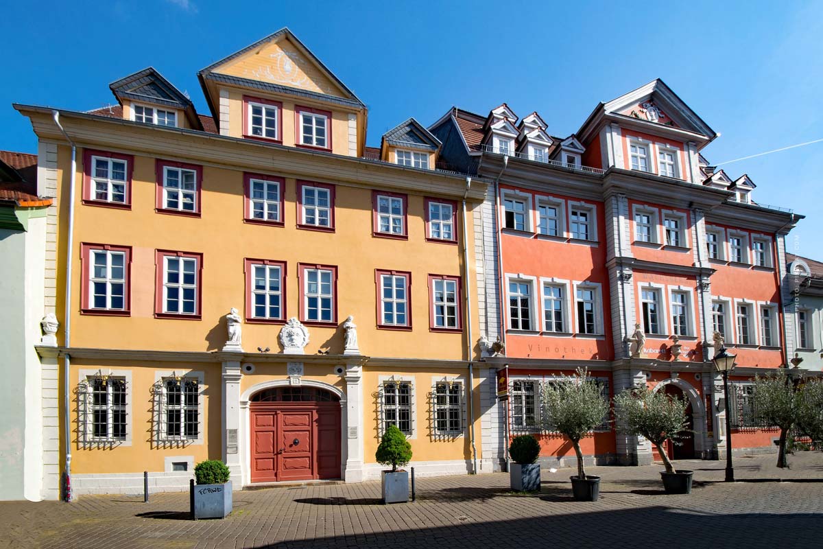 immobilie-verkaufen-muenchen-bogenhausen-haus-mehrfamilienhaus-wohnung-grundstueck-ablauf-steuern-kaufvertrag-altbau-fenster-himmel-fassade Immobilie verkaufen in München-Bogenhausen: Immobilienmakler, Bewertung, Checkliste