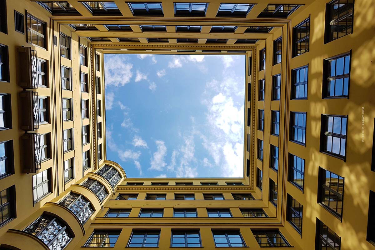 immobilie-verkaufen-muenchen-neuhausen-nymphenburg-haus-mehrfamilienhaus-wohnung-grundstueck-ablauf-steuern-kaufvertrag-altbau-fenster-himmel-fassade Immobilie verkaufen in München-Neuhausen-Nymphenburg: Immobilienmakler, Bewertung, Checkliste