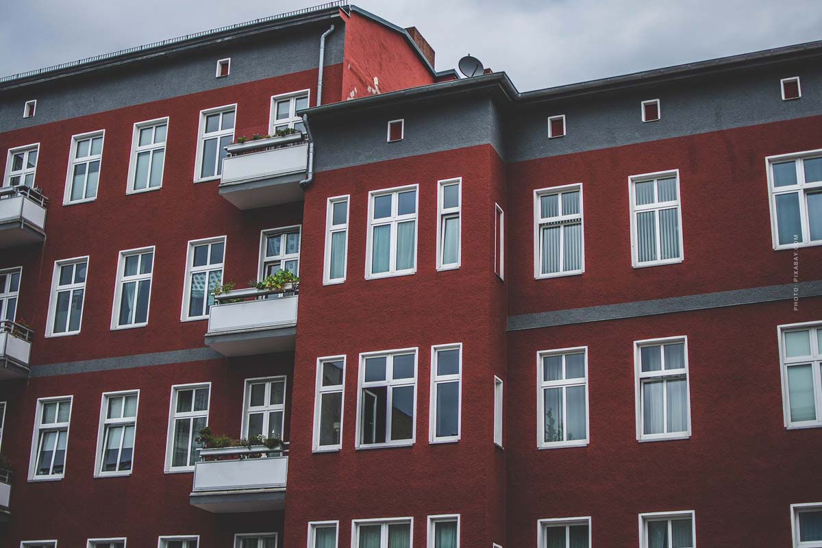 immobilie-verkaufen-berlin-wilmersdorf-haus-wohnung-merhfamilienhaus-grundtsueck-bewertung-privat-makler-tipps-neubau-fenster-himmel